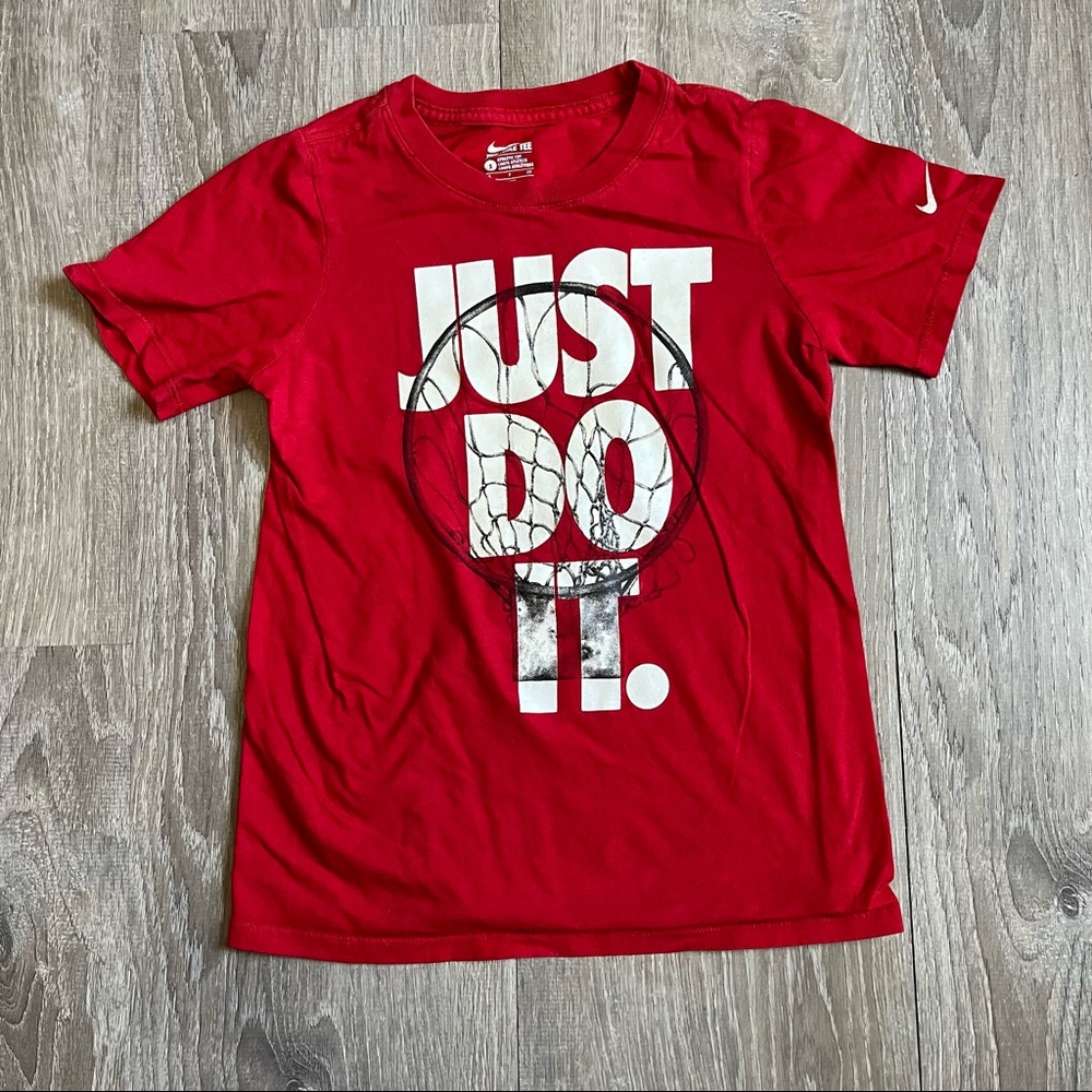 NIKE “JUST DO IT.” Tee in an athletic cut for comfortability and performance!🏀